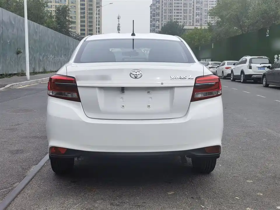 Toyota YARiS L to enjoy