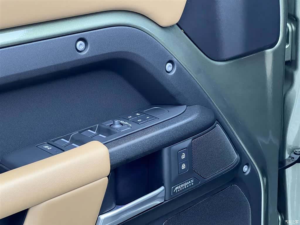 Land Rover Defender, 2025 32