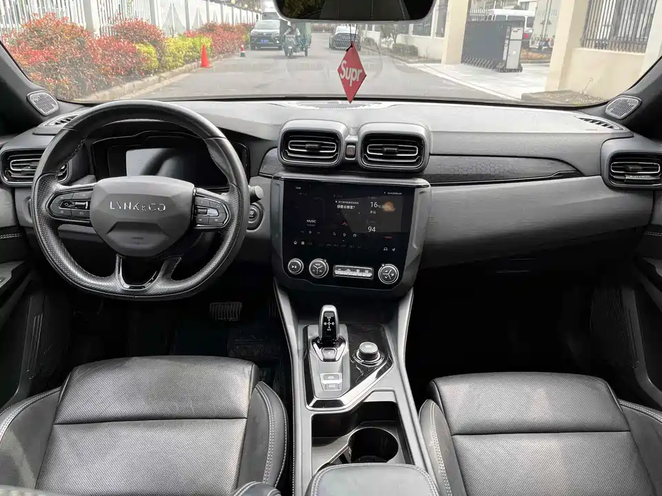 Lynk & Co 03