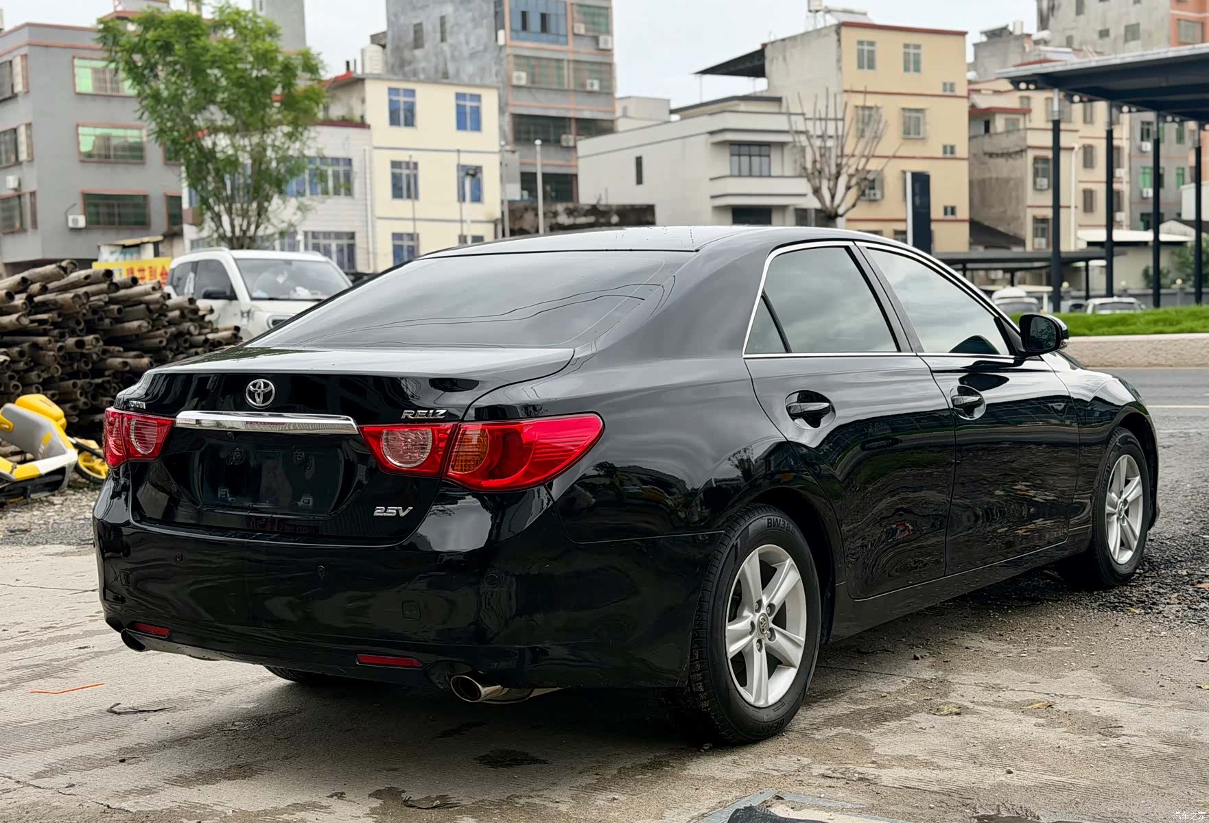Toyota 2.5V, 2011 18
