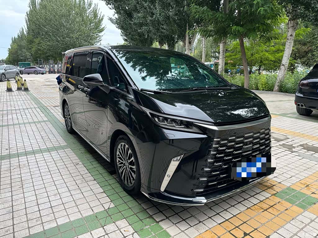 Lexus LM, 2025 3