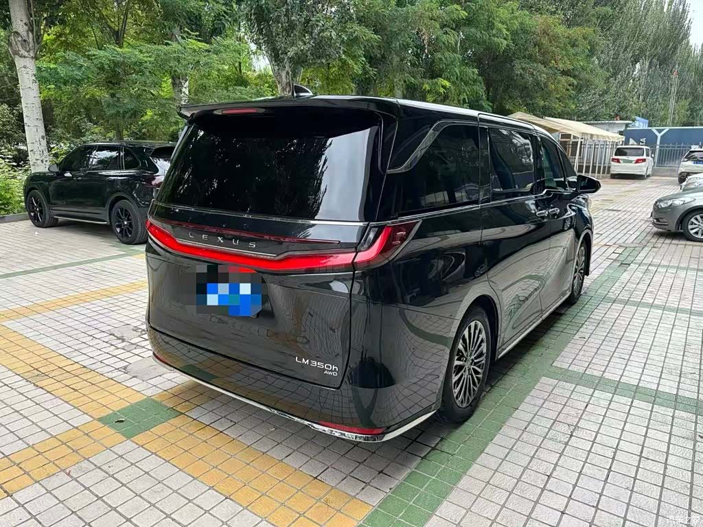 Lexus LM, 2025 6