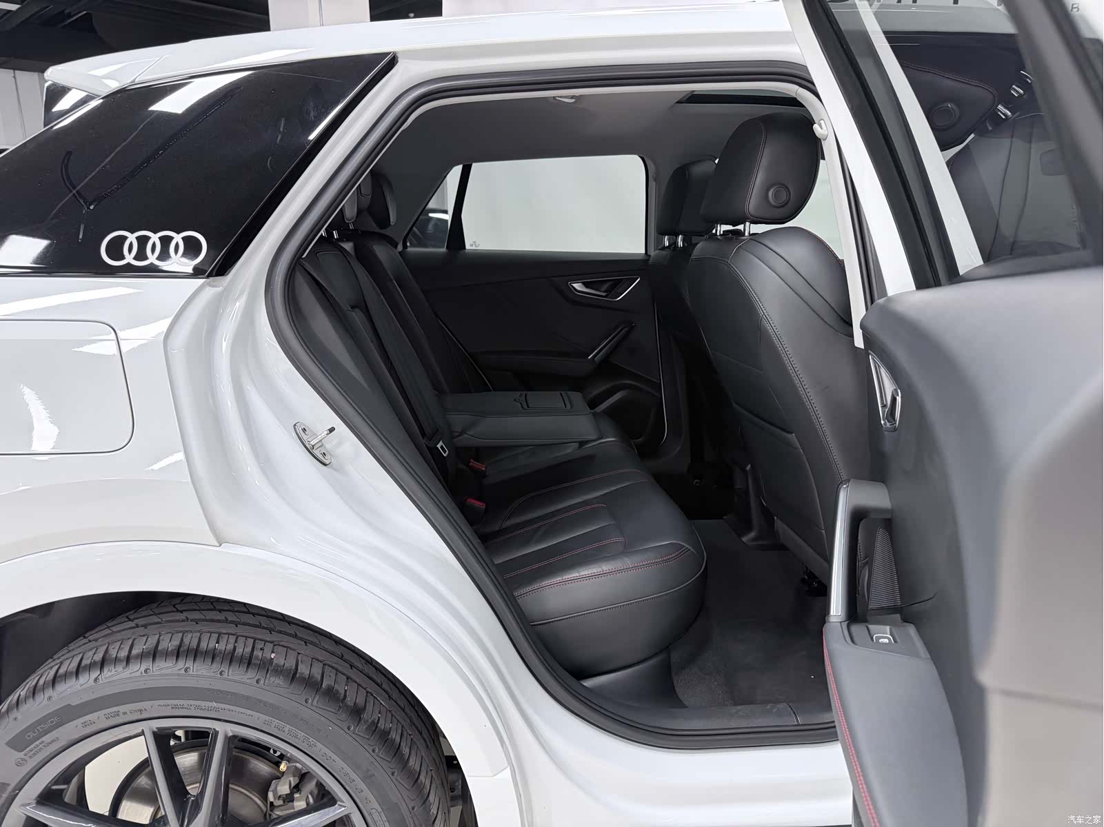 Audi Q2L, 2023 13