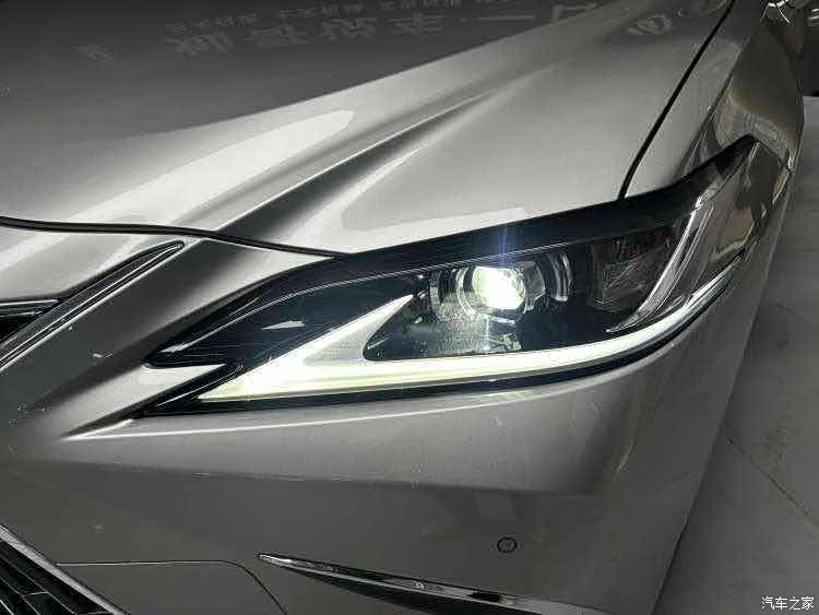 Lexus ES, 2022 4