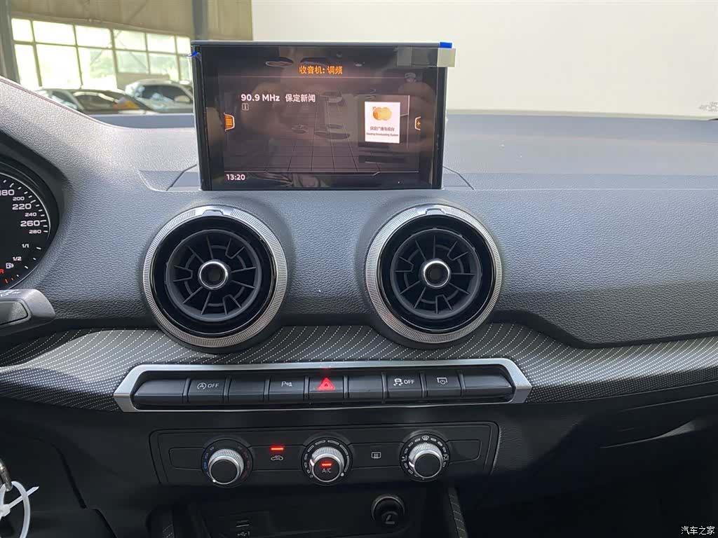 Audi Q2L, 2023 15