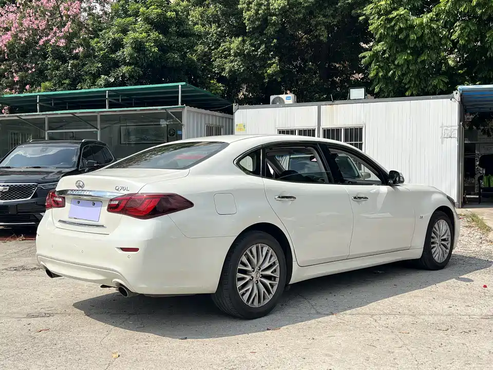 Infiniti Q70