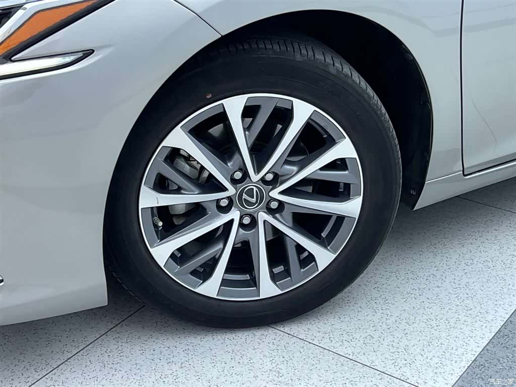 Lexus ES, 2023 10