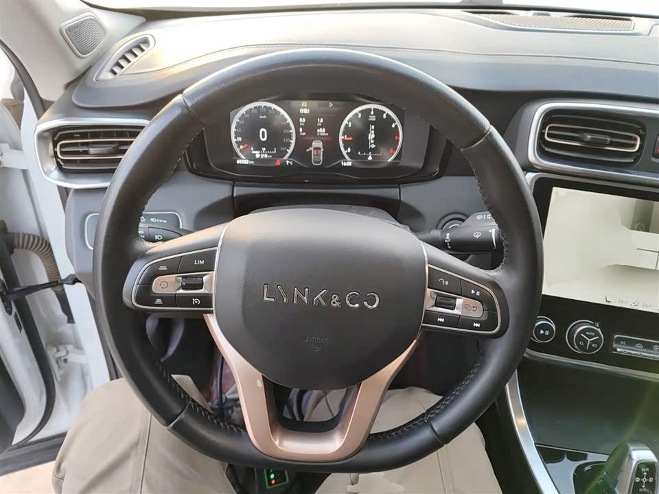 Lynk & Co 01