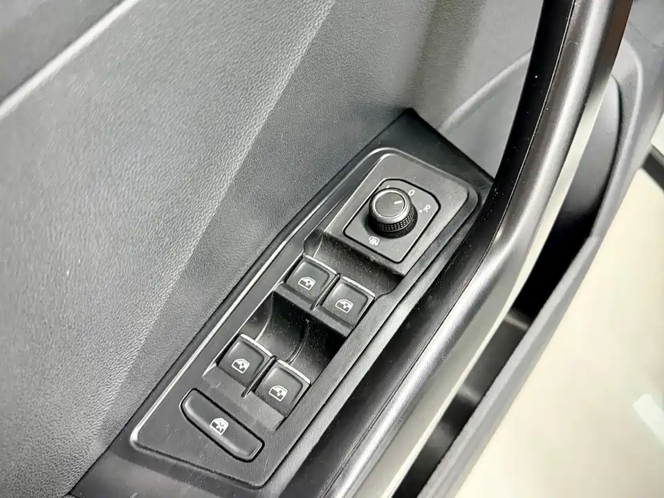 Volkswagen T-ROC exploring Songs