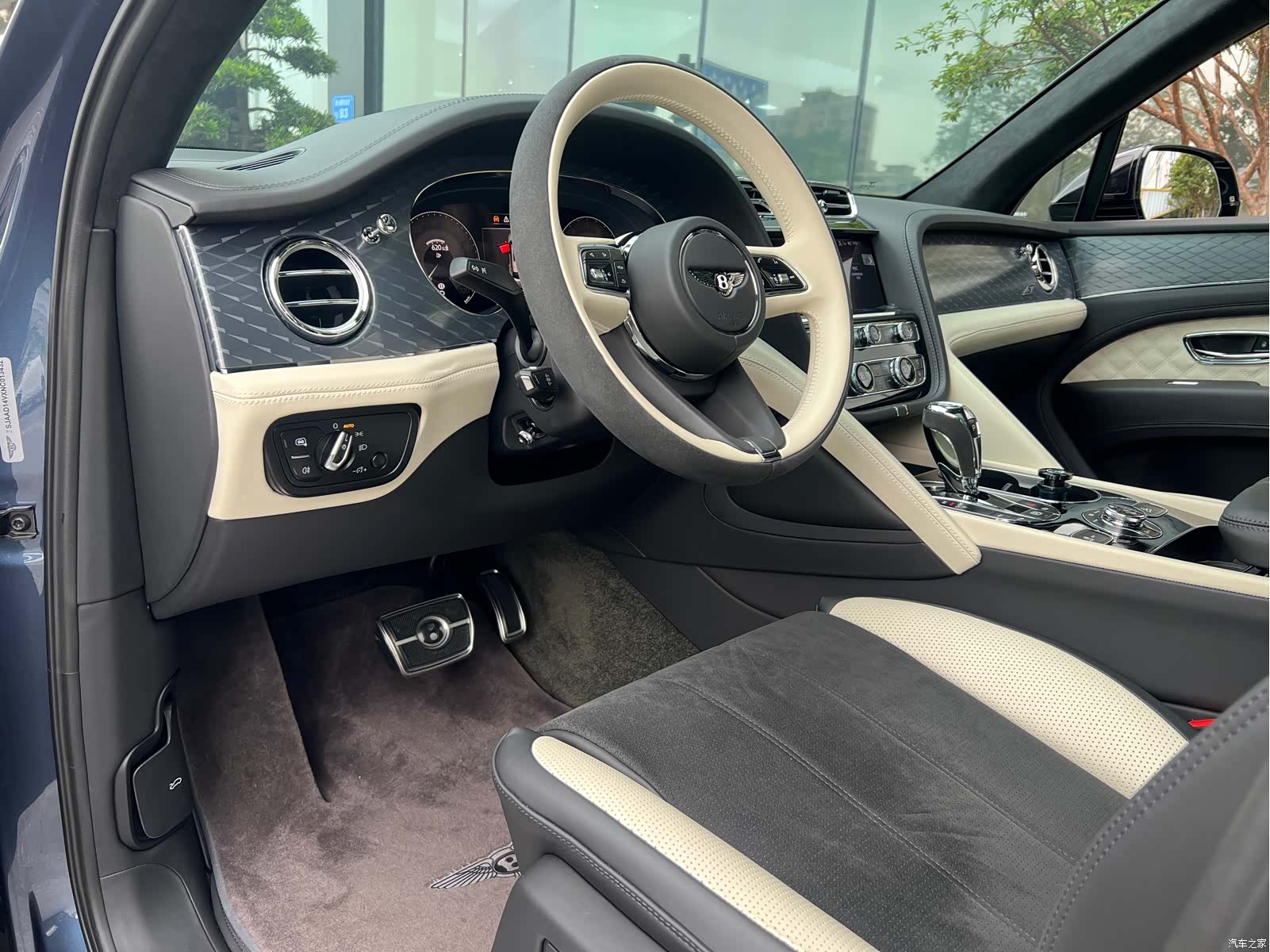 Bentley Bentayga, 2023 12