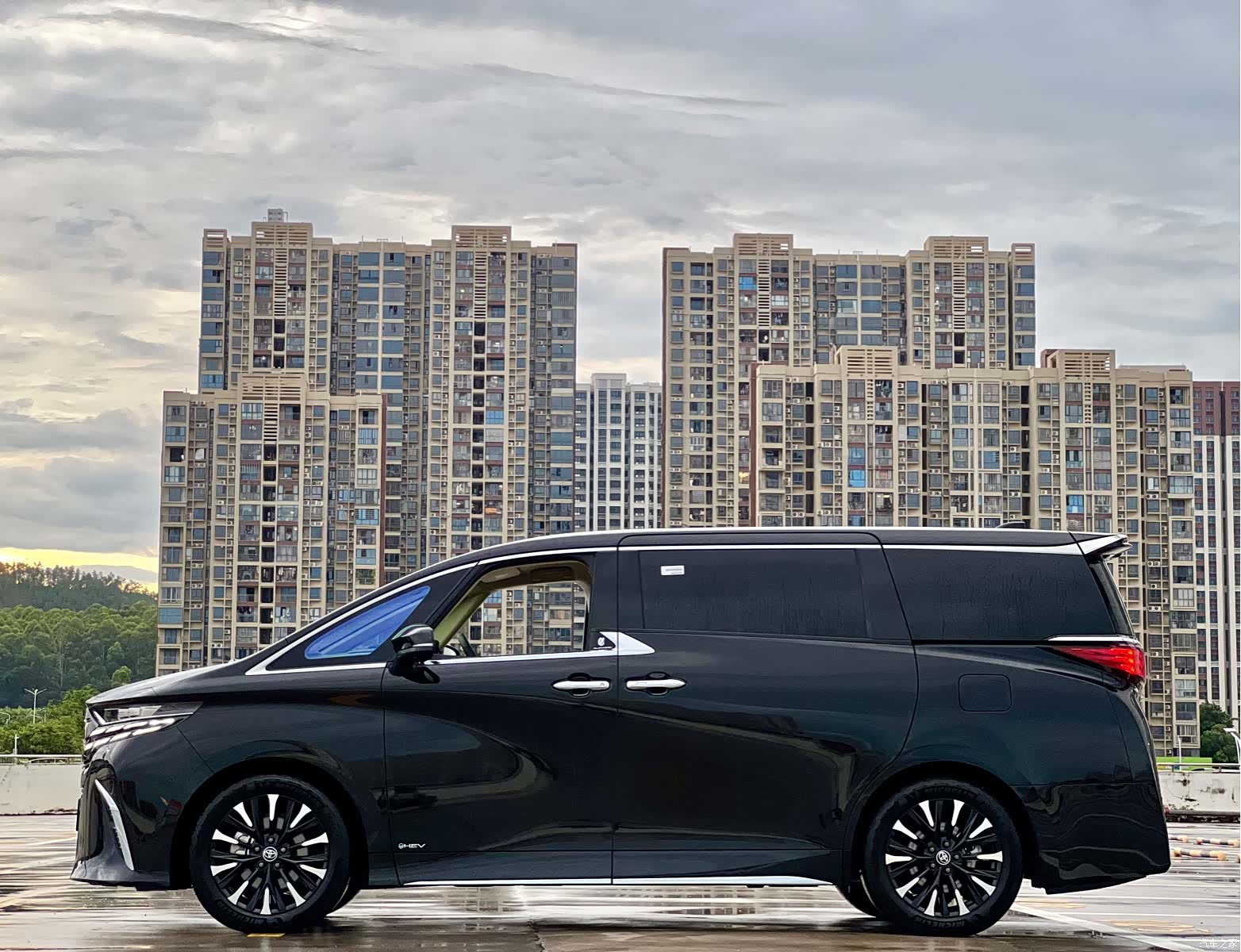 Toyota Alphard, 2024 13