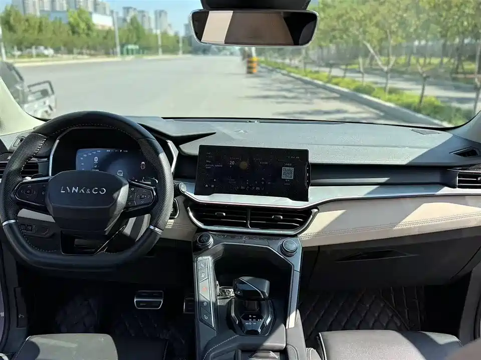 Lynk & Co 06