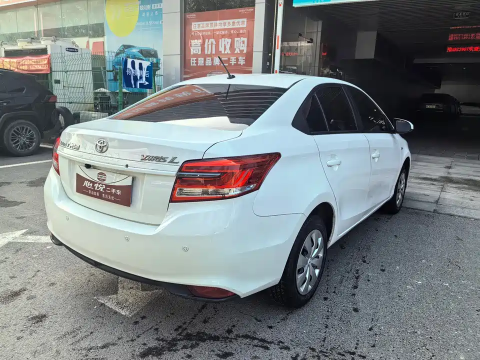 Toyota YARiS L to enjoy