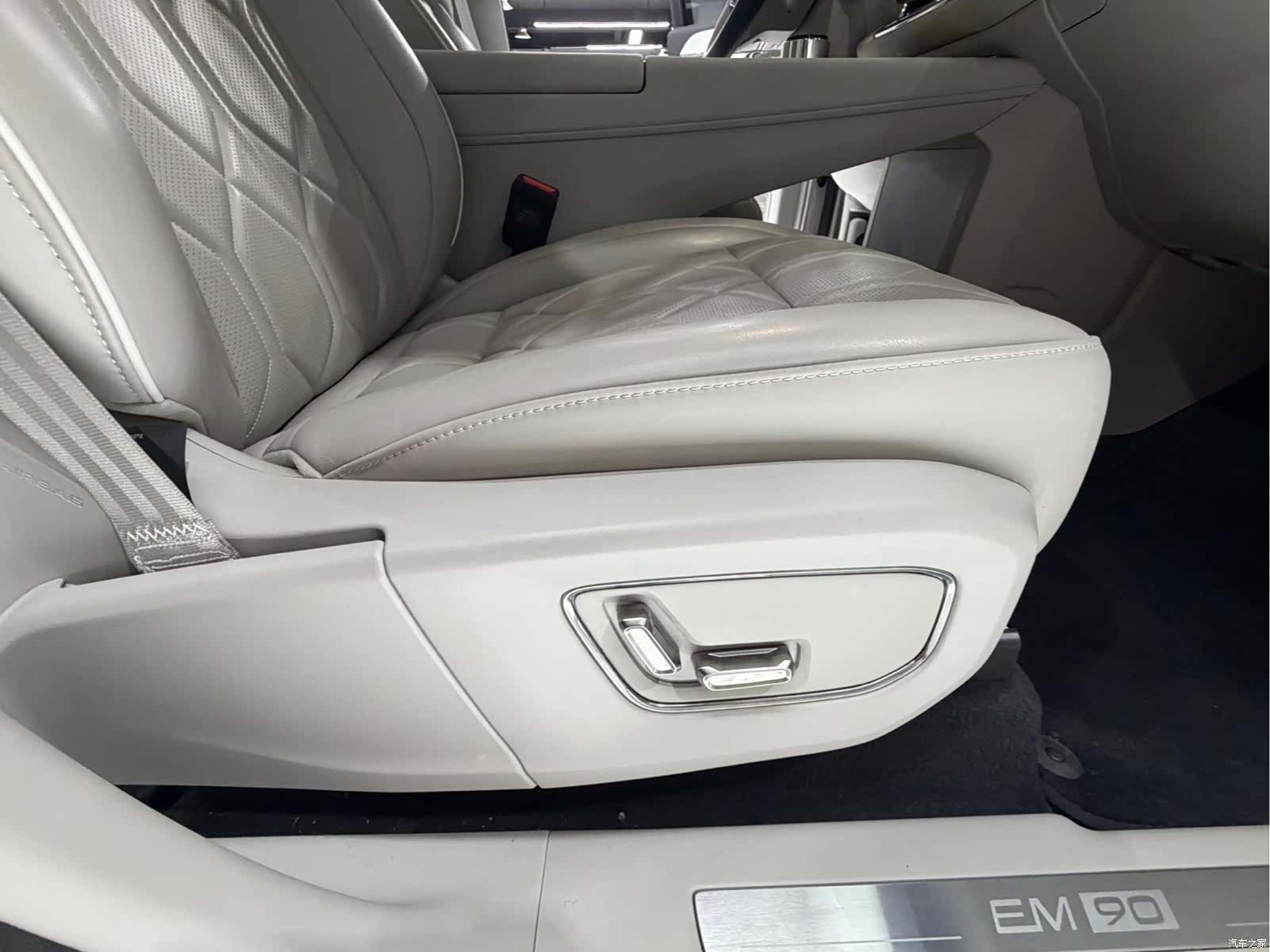 Volvo EM90, 2024 17