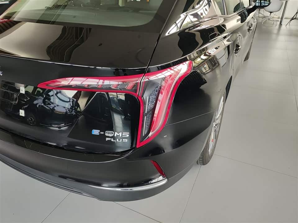 Hongqi E-QM5