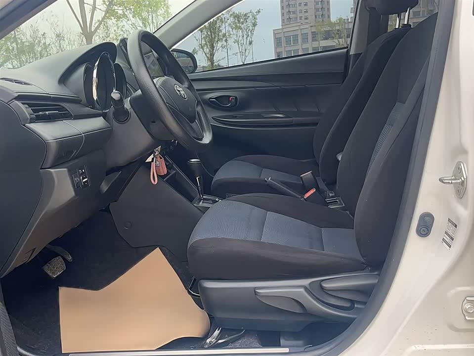 Toyota YARiS L to enjoy