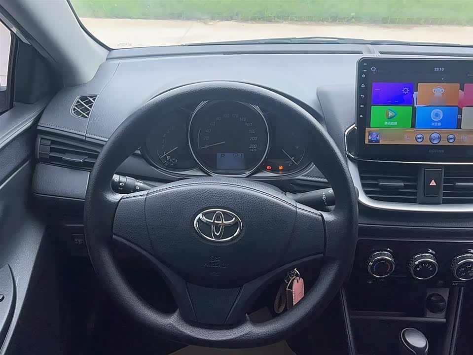 Toyota YARiS L to enjoy