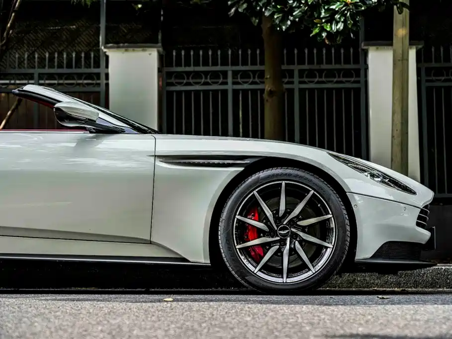 Aston Martin DB11