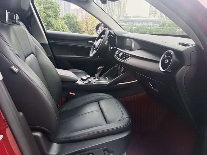 Alfa Romeo Stelvio si tan wei 2017 2.0T 200HP jing ying ban