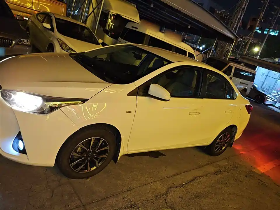 Toyota YARiS L to enjoy