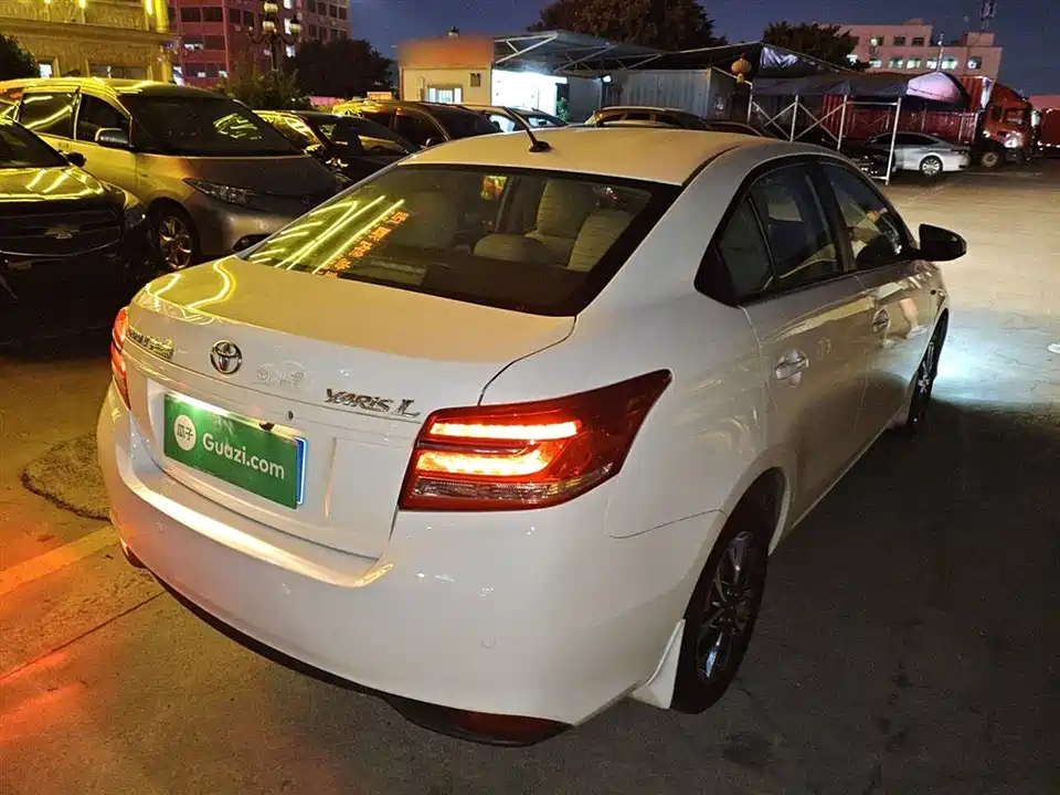 Toyota YARiS L to enjoy