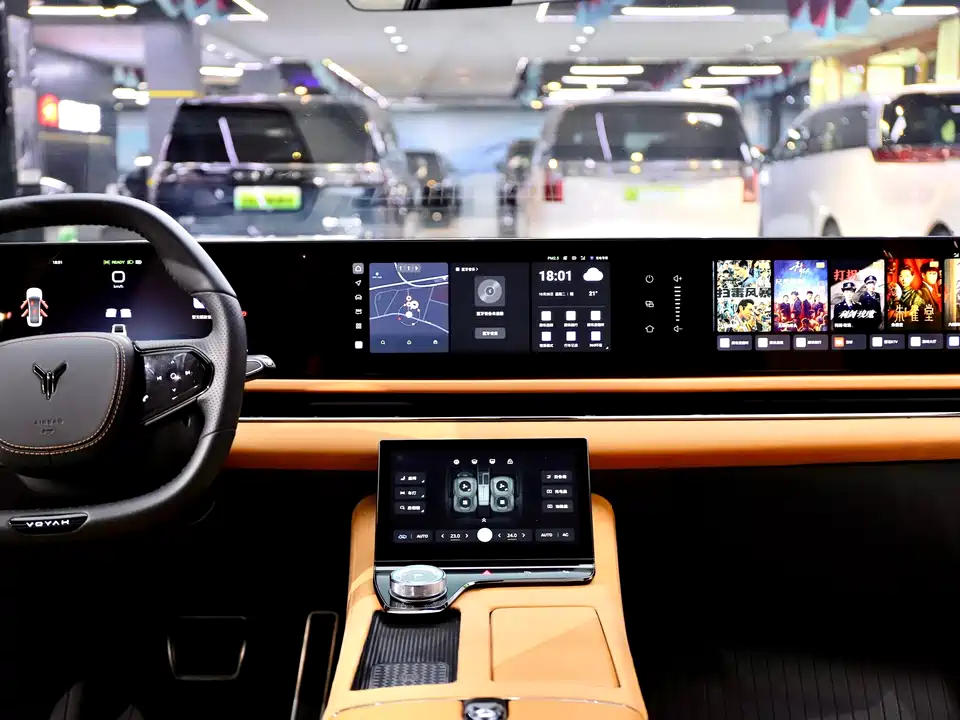 VOYAH Lantu chasing light