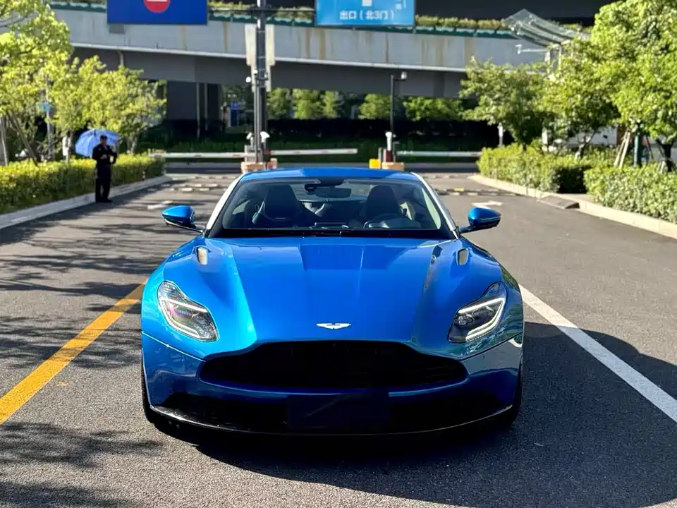 Aston Martin DB11