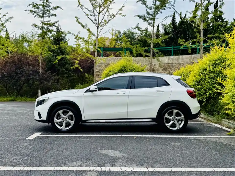 Mercedes-Benz GLA Mercedes-Benz GLA