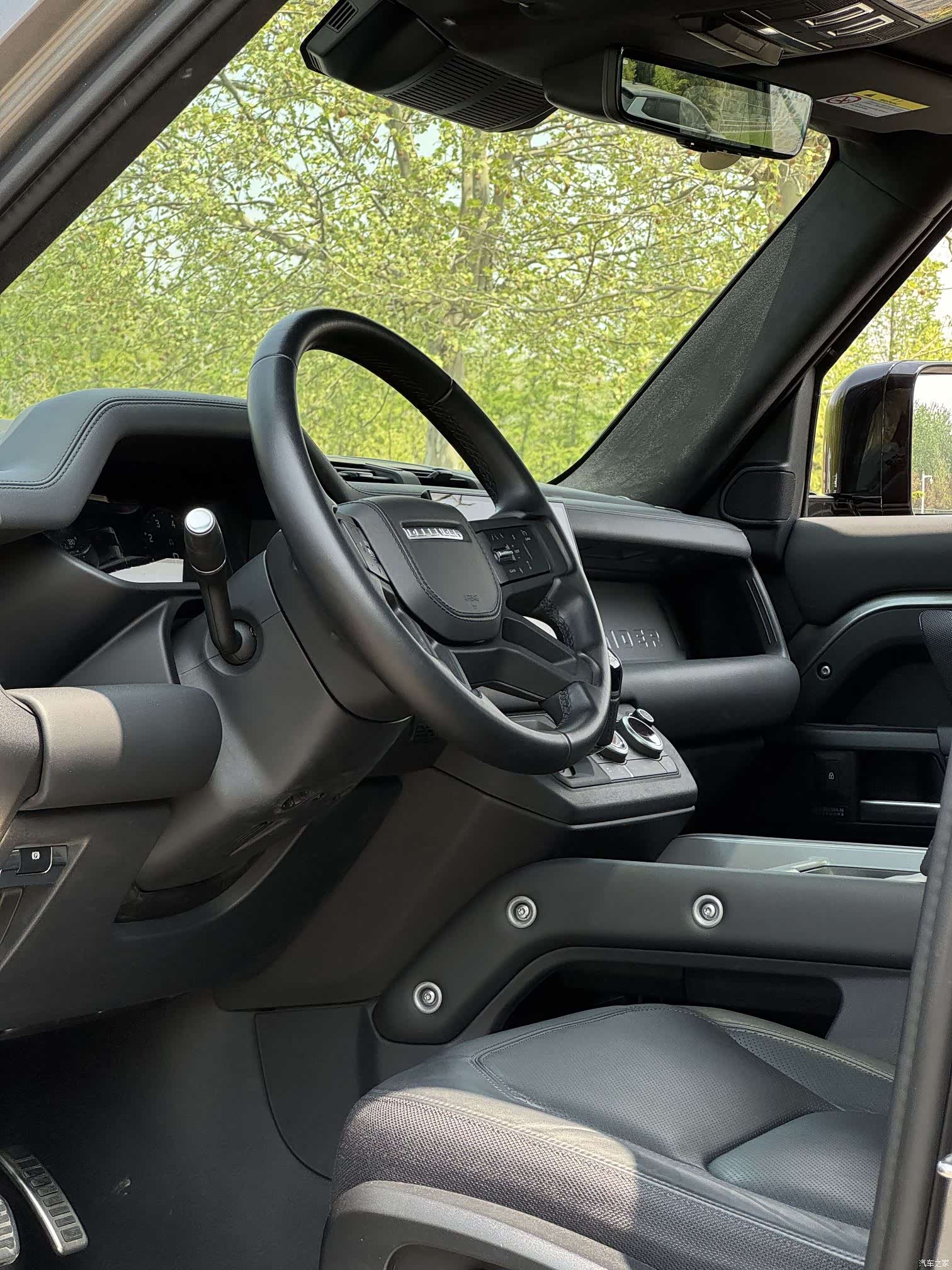 Land Rover Defender, 2024 8