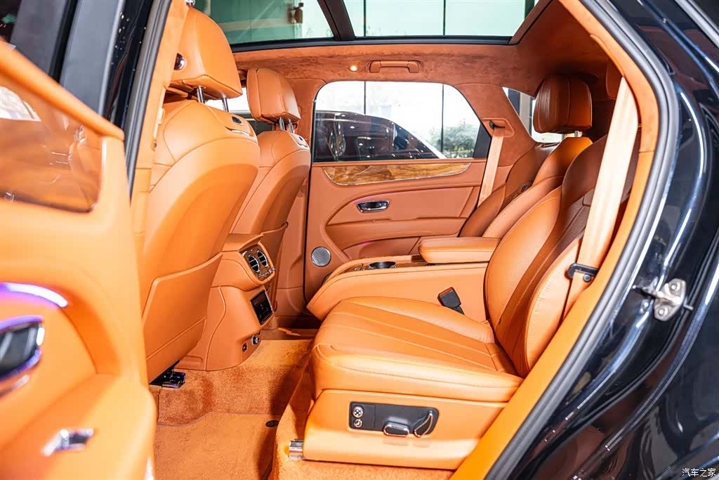 Bentley Bentayga, 2023 10