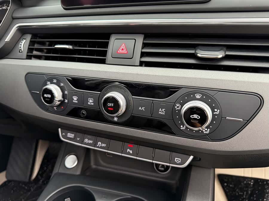 Audi A4L 2019, фото 16