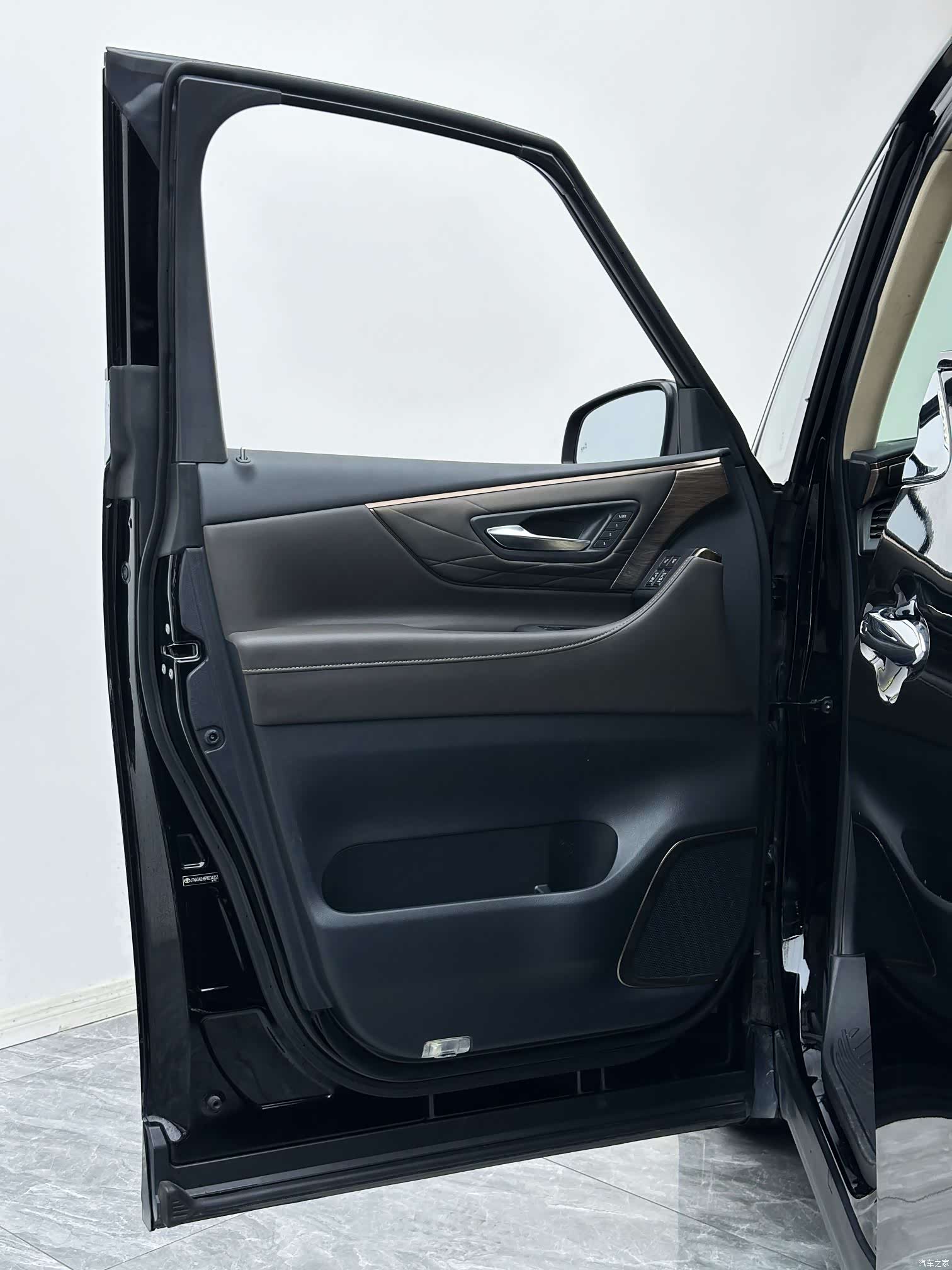 Toyota Alphard, 2024 9