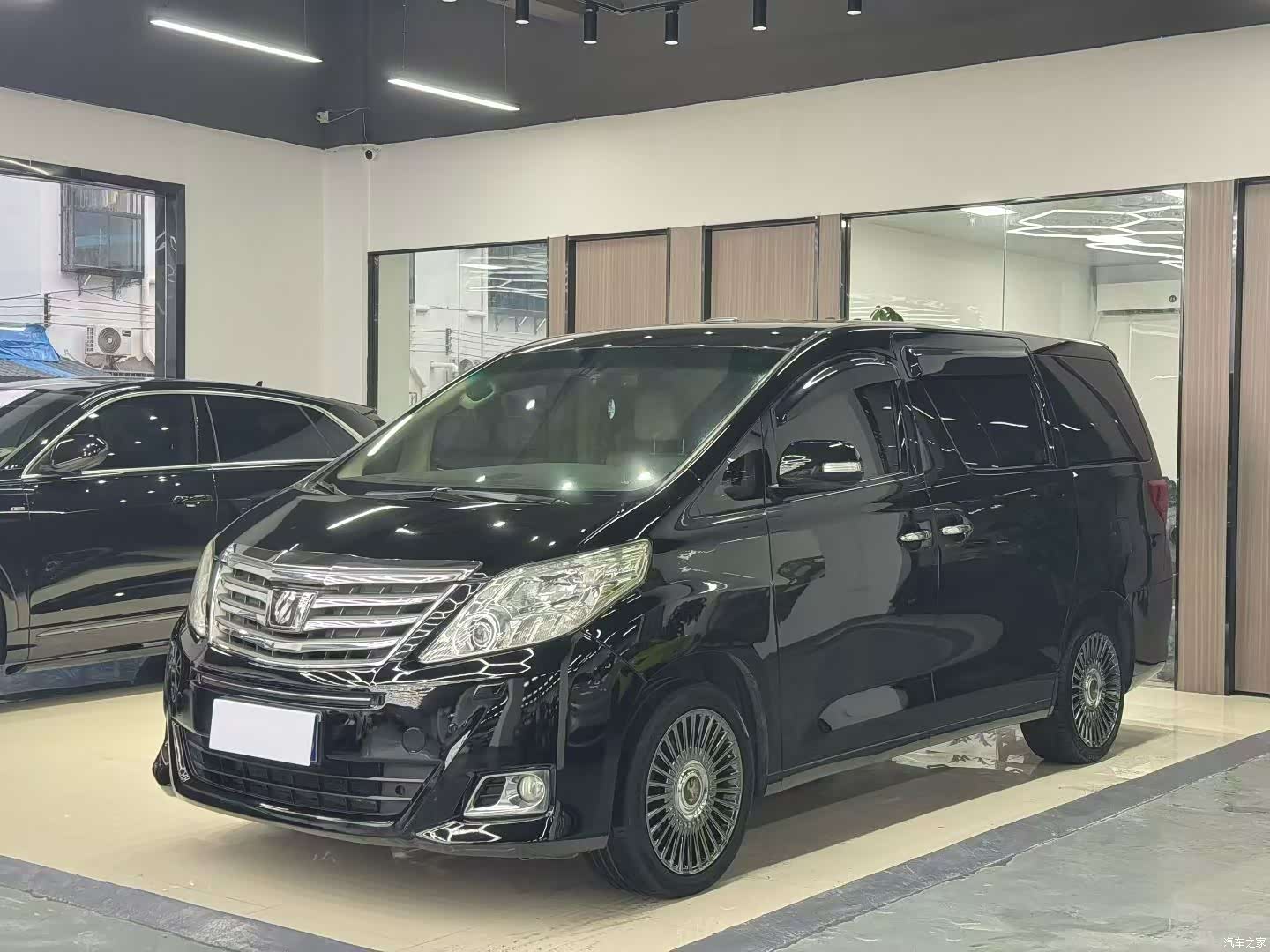 Toyota Alphard, 2012 1