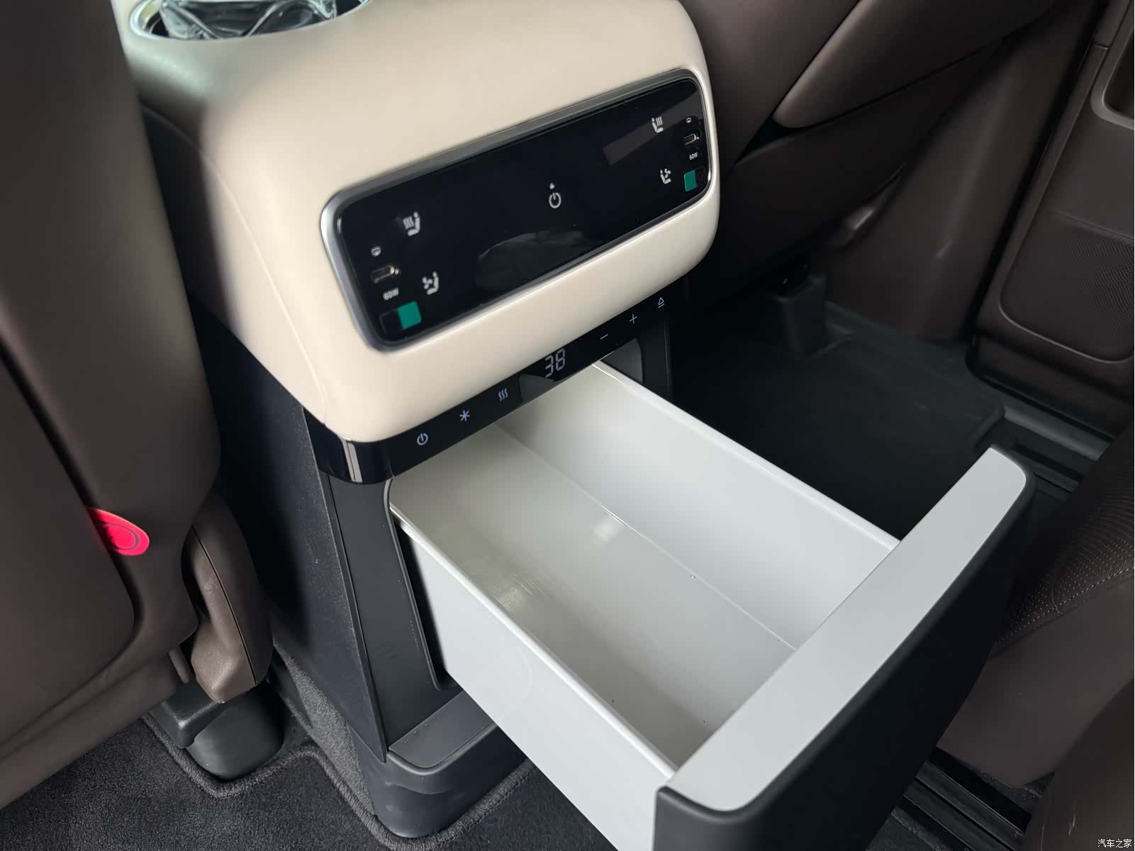 Li Auto MEGA, 2024 13
