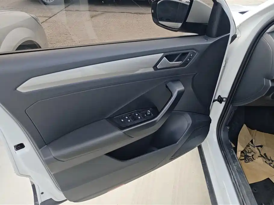 Volkswagen T-ROC exploring Songs