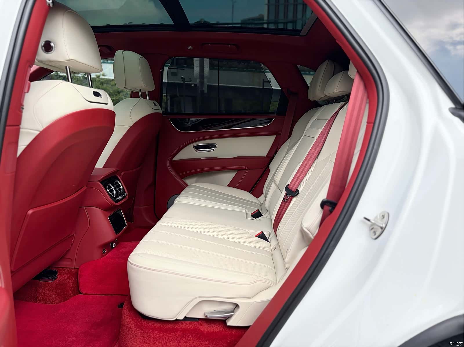 Bentley Bentayga, 2022 11