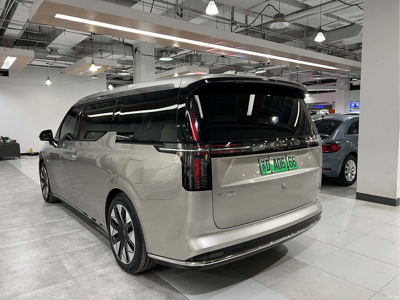 Volvo EM90, 2024 все фото