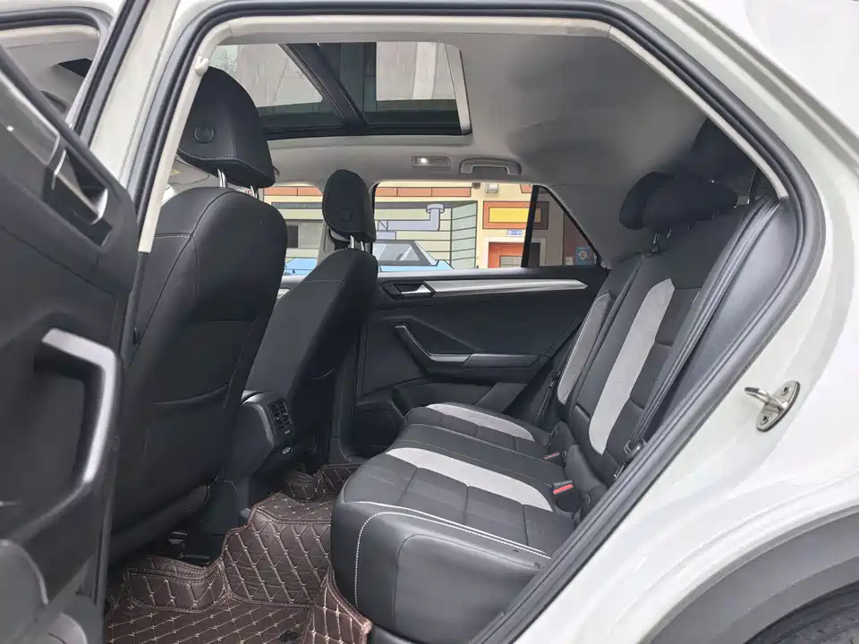 Volkswagen T-ROC exploring Songs