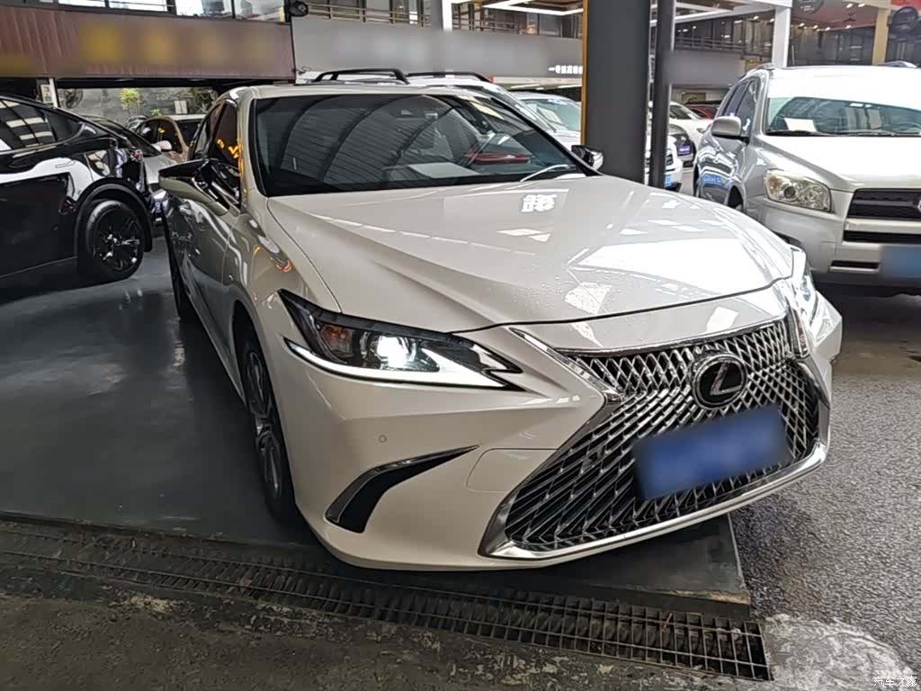 Lexus ES, 2022 4