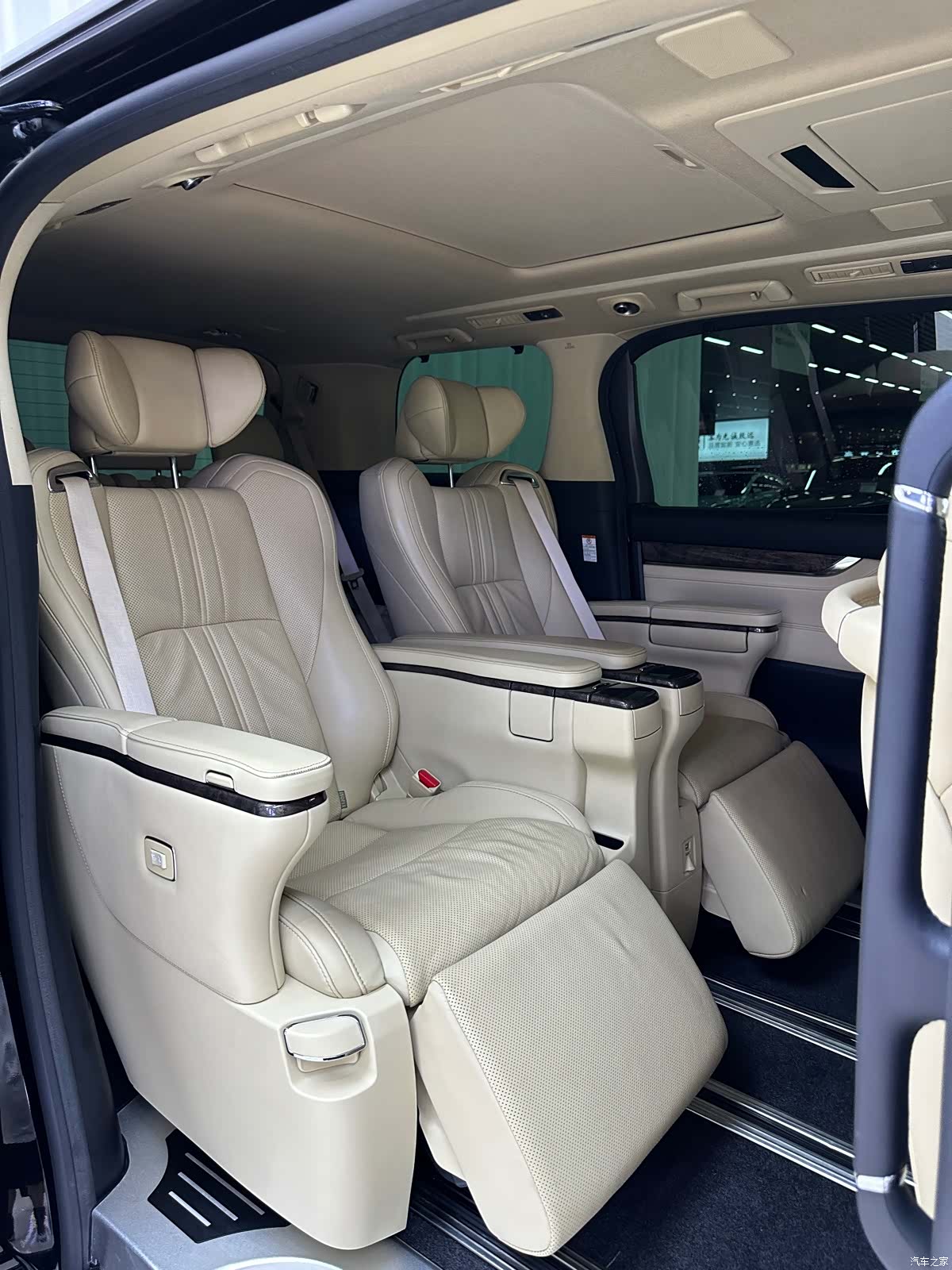 Toyota Vellfire, 2019 9