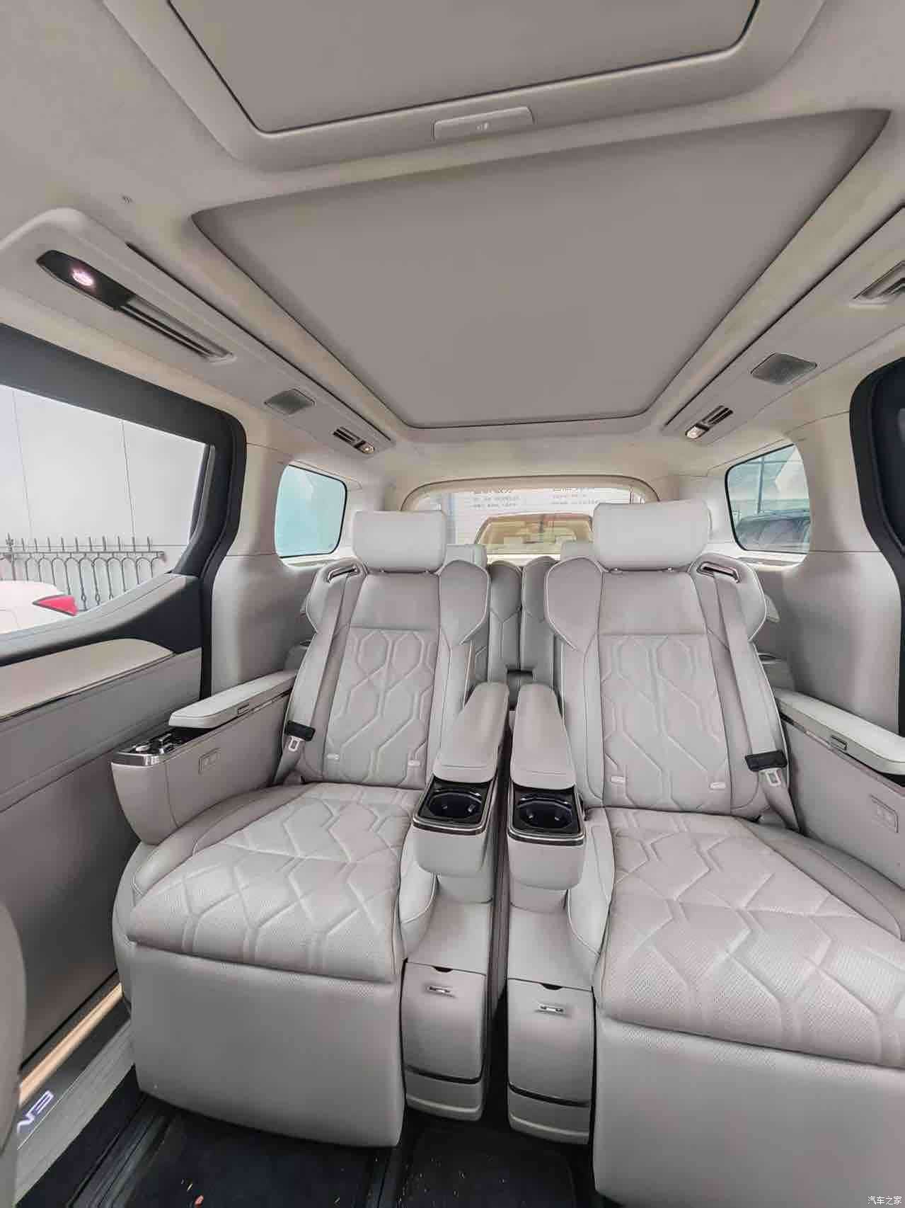Volvo EM90, 2024 9