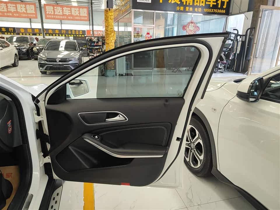 Mercedes-Benz GLA Mercedes-Benz GLA