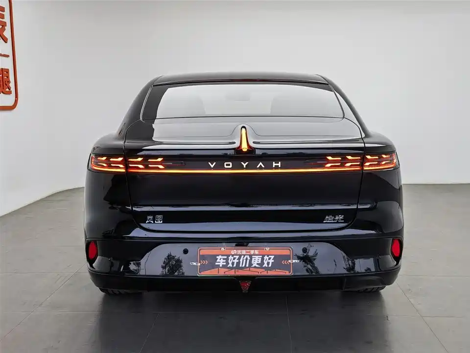 VOYAH Lantu chasing light