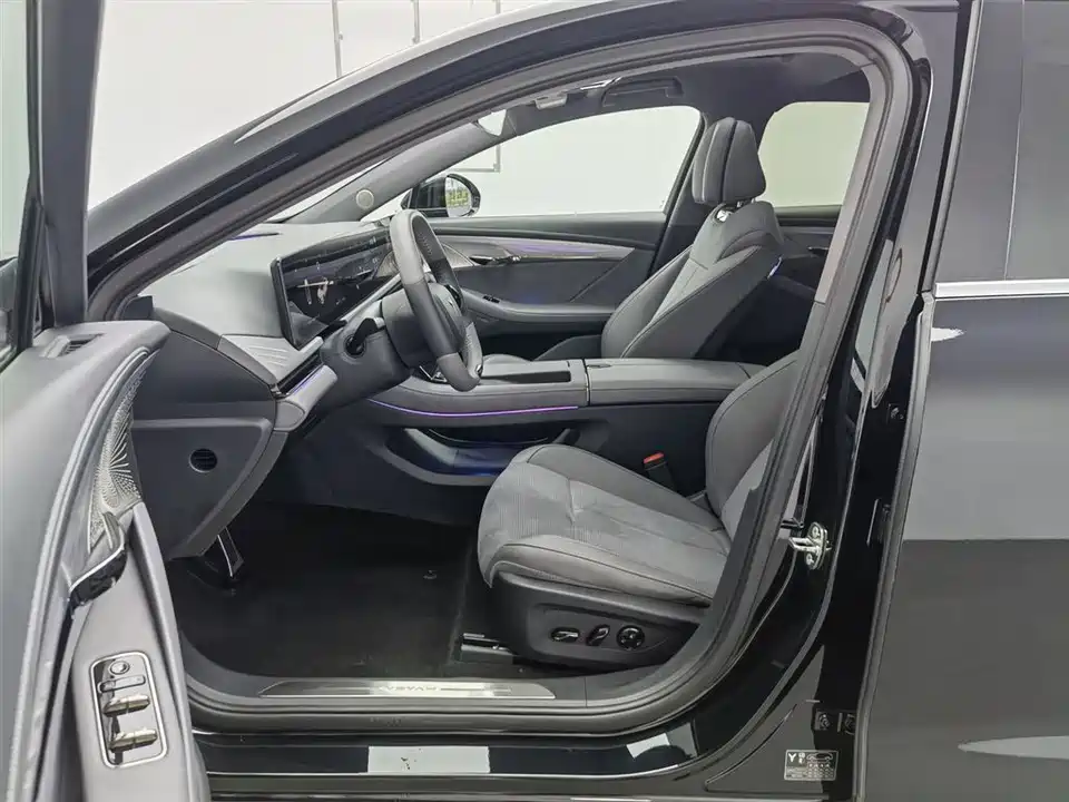 VOYAH Lantu chasing light