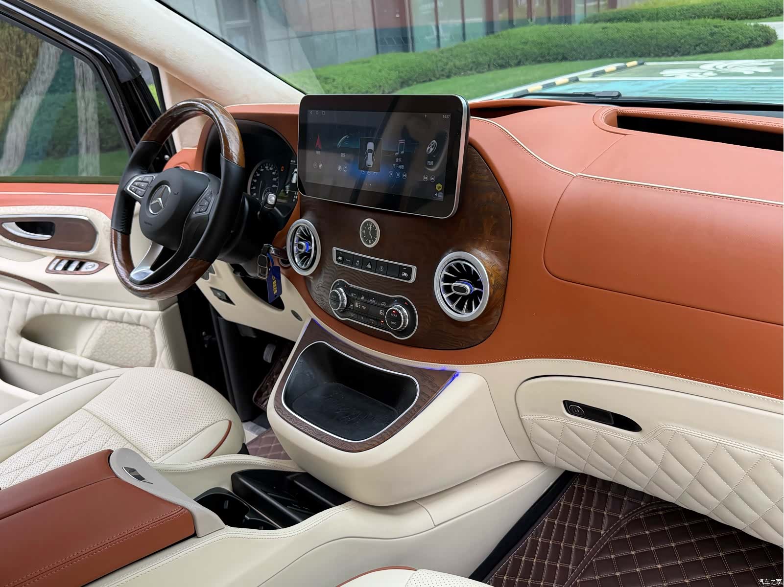 Mercedes-Benz 7, 2022 13