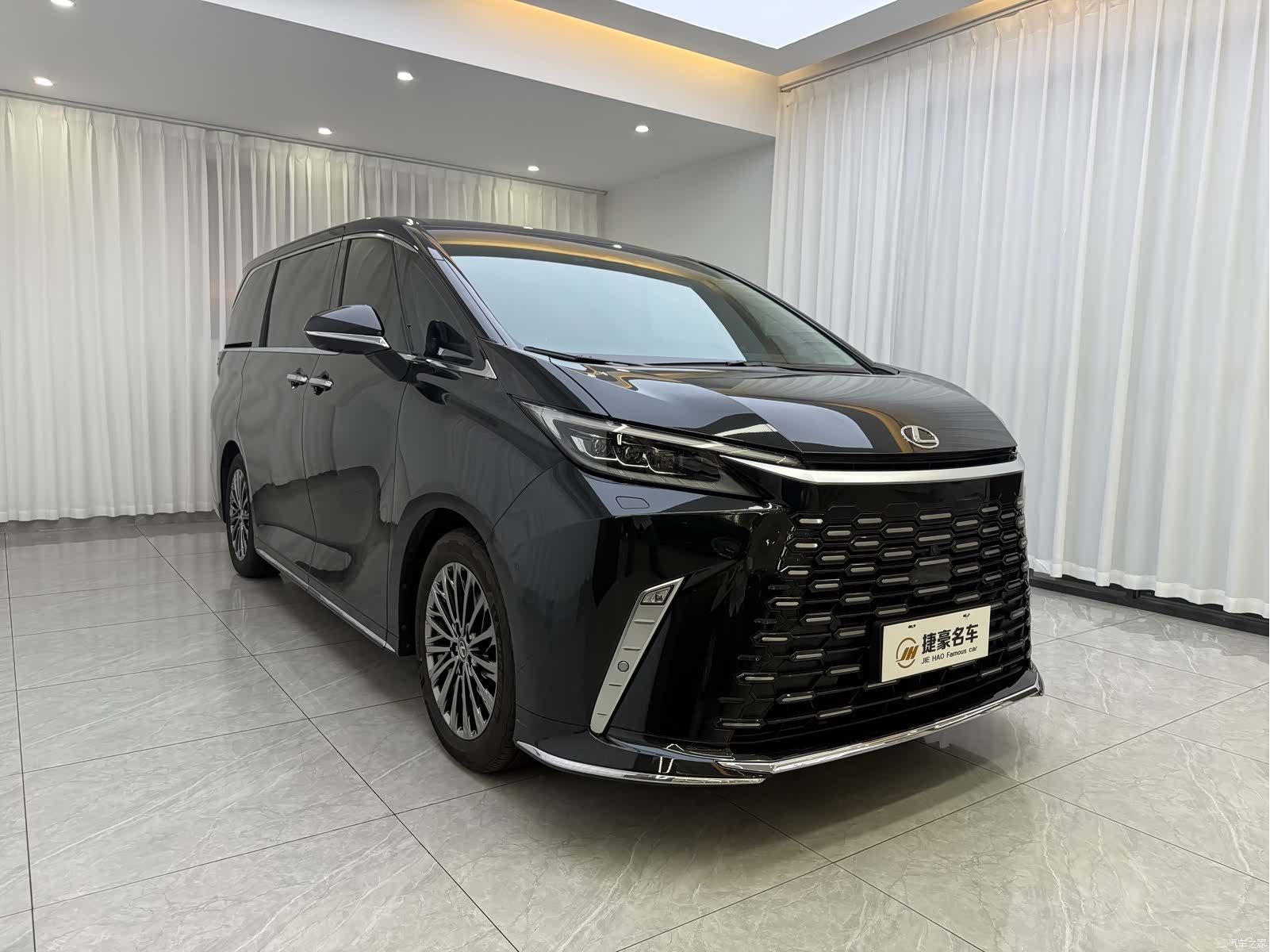 Lexus LM, 2023 3