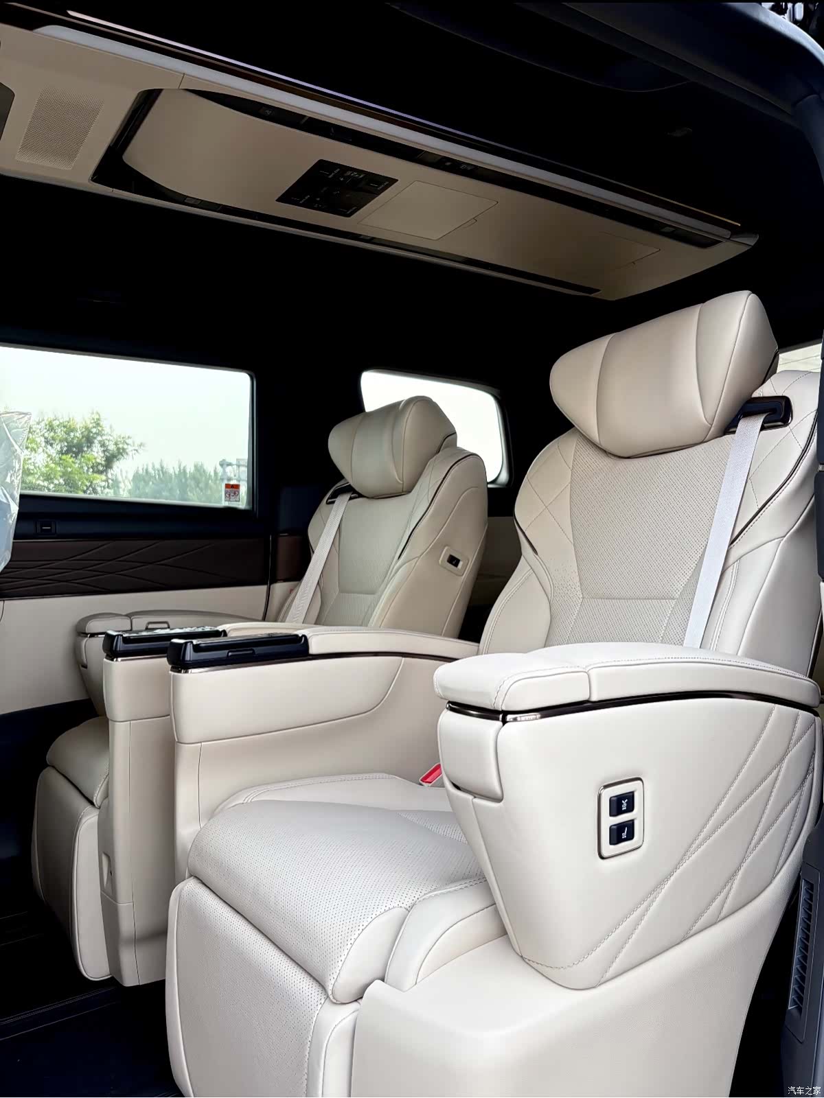 Toyota Alphard, 2025 8
