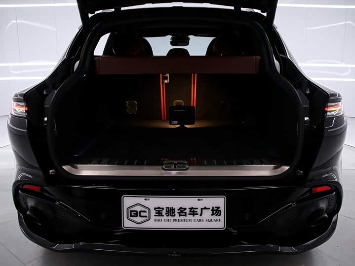 Aston Martin DBX 2022 4.0T V8