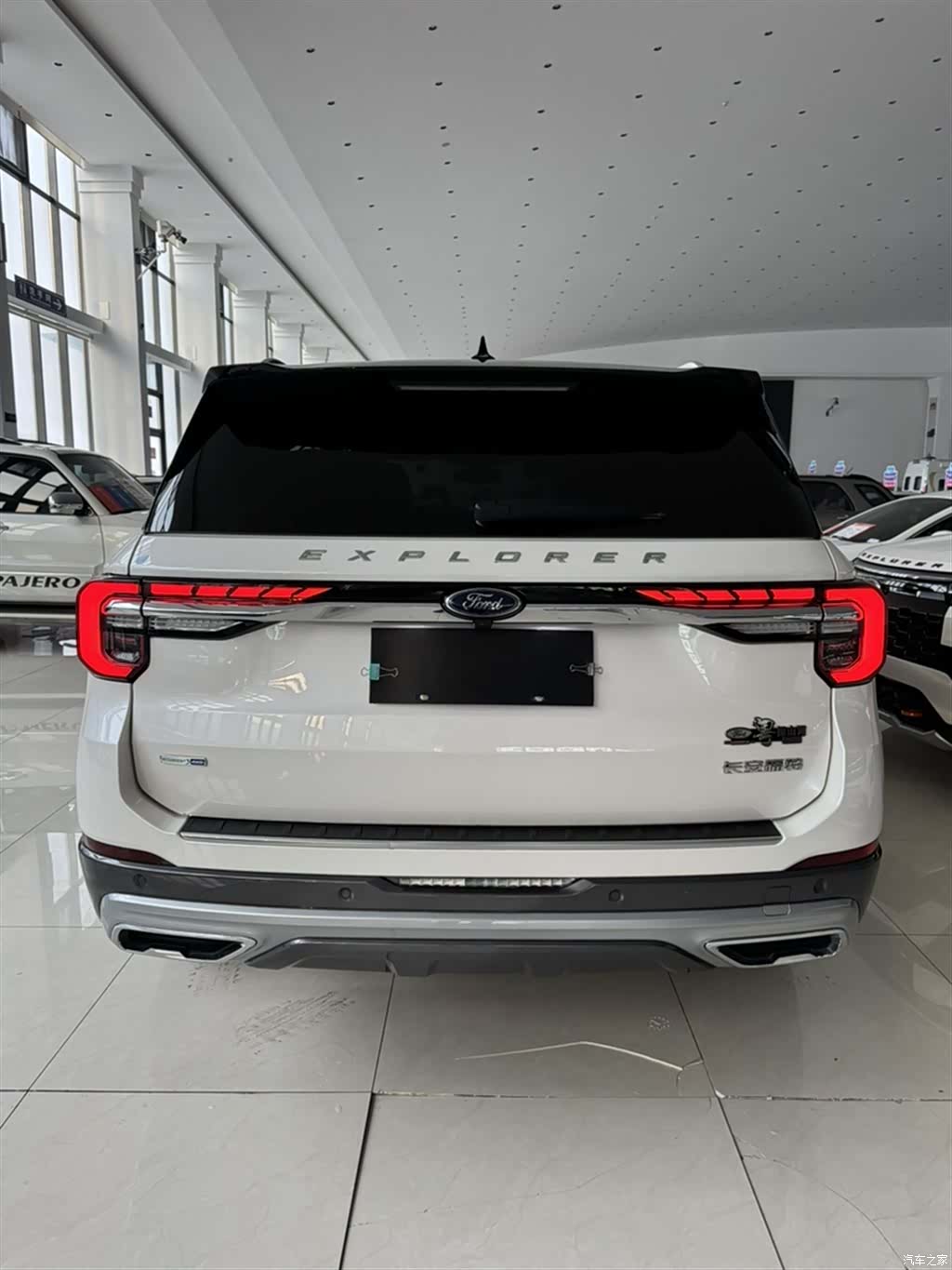 Ford Explorer, 2023 12