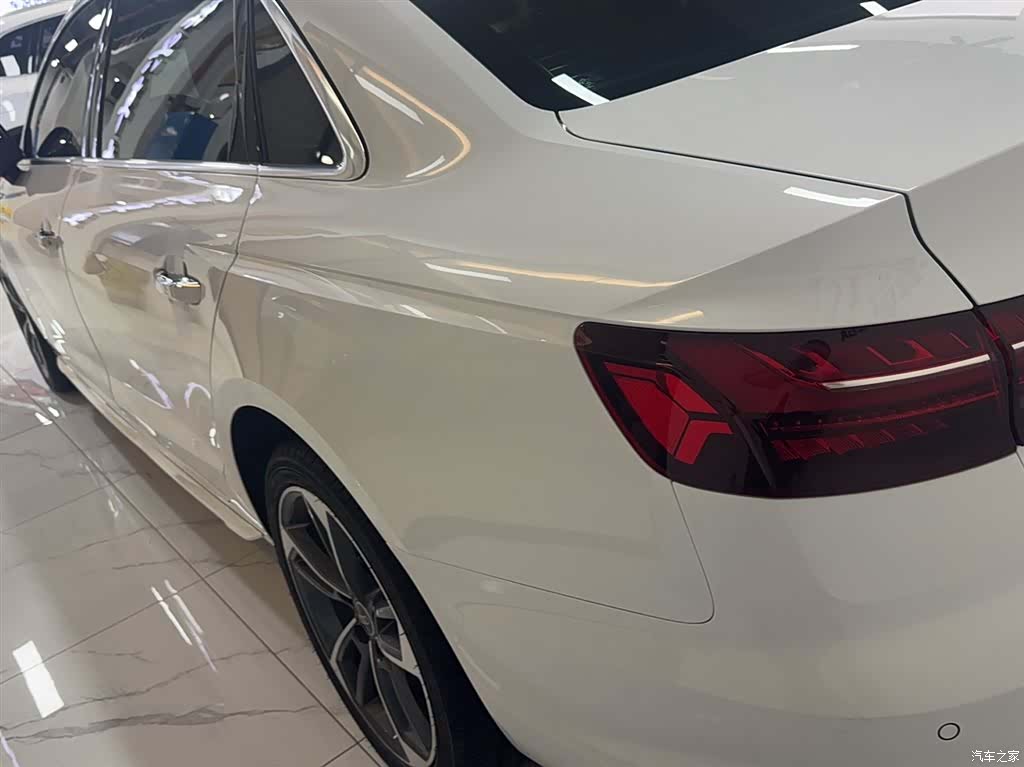 Audi A4L, 2022 все фото
